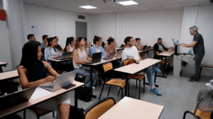 Étudiants du DSCG lors de la rentrée de janvier à l'ENGDE, bénéficient d'un programme accéléré et d'un encadrement personnalisé.
